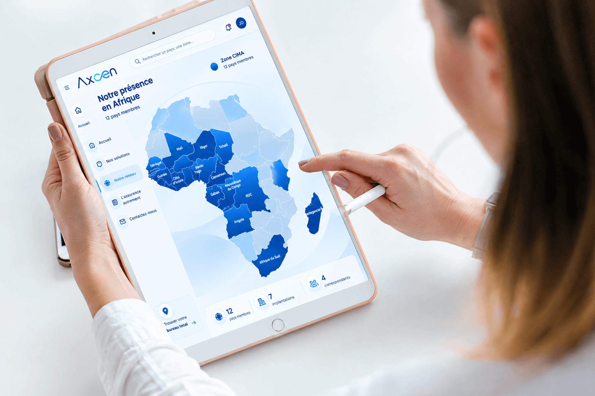 Utilisatrice consultant sur tablette la carte de présence d’AXCEN en Afrique