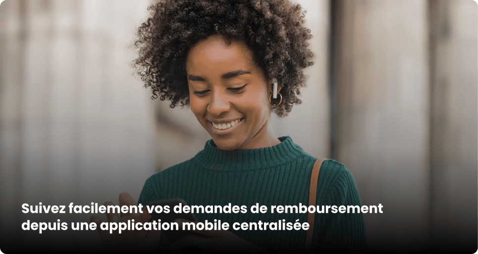 Femme souriante consultant sur son smartphone le suivi de ses demandes de remboursement