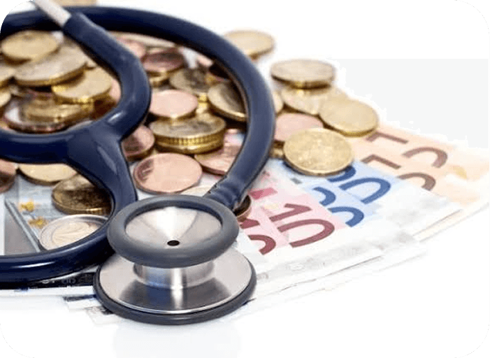 Stéthoscope posé sur des pièces et des billets, symbole du coût des soins et de leur remboursement
